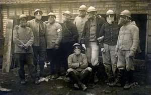 Erster Weltkrieg 1914-1918 (14-18): Gruppe französischer Soldaten und Verbündeter posiert für ein Foto vor ihrer Kasematte. Sie tragen alle eine Gasmaske - Undatiertes anonymes Foto - von Unknown photographer