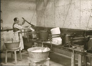 Frankreich, Centre, Indre-et-Loire (37), Tours: Laboratoire Metadier: Ein Mann bereitet die Formen zur Herstellung von Kalmine-Tabletten vor von Unknown photographer