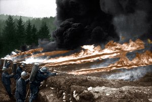 Französische Soldaten benutzen Flammenwerfer aus den Schützengräben, Chemin des Dames von Unknown photographer