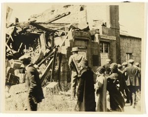 Gruppe amerikanischer Touristen an den Ruinen des Kronprinz-Observatoriums in oder bei Montfaucon, Frankreich von Unknown photographer