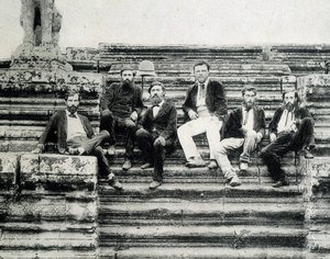 Gruppenporträt der Mitglieder der Mekong-Expedition 1866-1868 (Garnier, Doudart de Lagrée) auf den Stufen von Angkor Wat von Unknown photographer