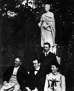Guglielmo Marconi (1874-1937), italienischer Physiker und Erfinder mit seinen Eltern und Bruder Alfonso in Pontecchio im Jahr 1897. von Unknown photographer