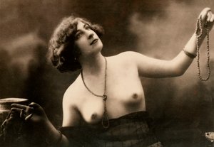 Halbporträt einer teilweise nackten jungen Frau von Unknown photographer