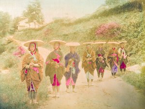 Japanische Frauen. Sieben japanische Frauen stehen in einer Reihe auf einer Landstraße. Japan, um 1910.