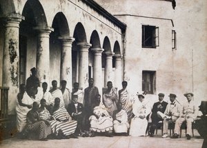 König Prempeh und Hof mit Dr. de Groot und Frau de Groot am Gold Coast Schloss von Unknown photographer