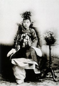 Koreanische Frau im traditionellen Hochzeitskleid von Unknown photographer