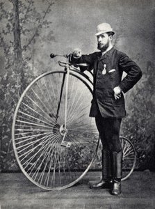 Mann posiert mit dem großen Bi (Grand Bi), dem Vorläufer des Velocipede