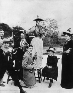 Marcel Proust (1871-1922) kniend mit einem Tennisschläger vor Jeanne Ponquet, die auf einem Stuhl in Neuilly (Frankreich) 1892 steht
