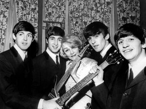 Marlene Dietrich mit der Band Beatles Paul McCartney John Lennon George Harrison und Ringo Starr November 1963 von Unknown photographer