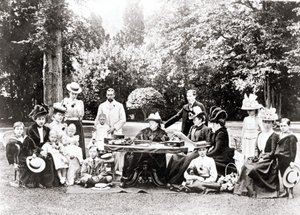 Mitglieder der britischen Königsfamilie, darunter König George V, König Edward VIII, um Königin Victoria auf einer Gartenparty von Unknown photographer