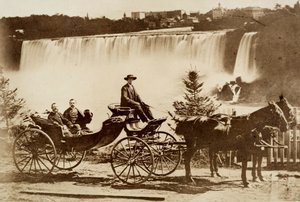 Männer in einer Kutsche, die in der Nähe eines Wasserfalls angehalten haben von Unknown photographer