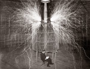 Nikola Tesla sitzt in seinem Labor in Colorado Springs mit seinem „Vergrößerungssender“