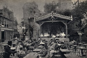 Szene aus dem Volksleben am Moulin Rouge in Paris. Fotografie, späte 19. Jahrhundert, Paris. Sammlung Selva.