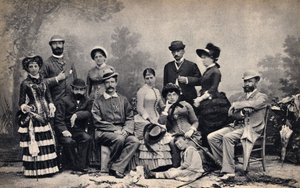Porträt einer Familie mit einem Fotografen vor einer ländlichen Kulisse. Fotografie, Ende des 19. Jahrhunderts, Paris. Sammlung Selva. von Unknown photographer