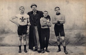 Porträt des Gladiator-Radteams. Fotografie, späte 19. Jahrhundert, Paris. Sammlung Selva. von Unknown photographer