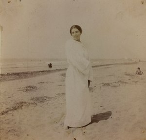 Porträt am Strand in Forte dei Marmi, Versilia, um 1910 von Unknown photographer