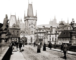 Prag. Karlsbrücke und der Altstadtturm. um 1890 von Unknown photographer