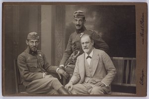 Sigmund Freud mit seinen Söhnen, Ernst und Martin in Militäruniformen, ca. 1916 von Unknown photographer