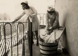 Einige Frauen beim Waschen in der Mädchenschule für Berufsausbildung "Regina Elena" in Imola, heute Mittelschule "Innocenzo da Imola" von Unknown photographer