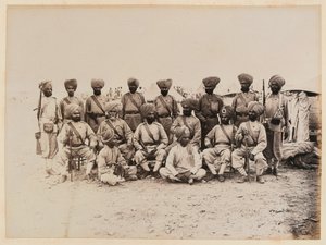 Das 15. (Ludhiana) Regiment der Bengal Native Infantry in der Wüstenlandschaft des Sudan von Unknown photographer