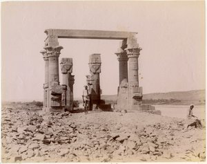 Der römische Kiosk von Qertassi (heute in Neu-Kalabsha), von Osten gesehen, Ägypten, Fotografie von Edition J P Sebach, ca. 1890