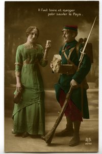 Krieg 1914 - 1918: Zeitgenössische Postkarte zeigt einen französischen Soldaten in blauer Uniform, der das Brot und den Wein von einer jungen Frau entgegennimmt: Trinken und essen, um das Land zu retten von Unknown photographer