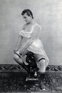 Frau in Unterwäsche (Deshabille) um 1885 von Unknown photographer