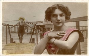 Frauen in Badeanzügen, ca. 1908 (Postkarte) von Unknown photographer