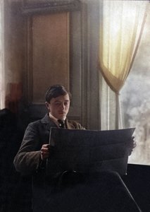 Junger Mann liest die Morgenzeitung, Frankreich von Unknown photographer