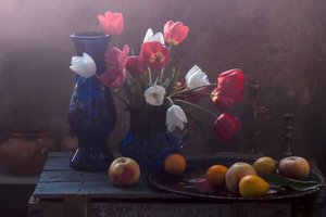 Stimmungsvolle Tulpen Stillleben von UstinaGreen