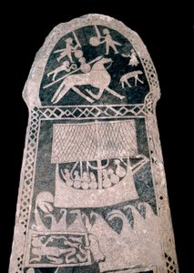 Wikinger: Runenstein von Gotland (Schweden), der einen Wikinger-Drachen darstellt, 8. Jahrhundert - Regionalmuseum von Visby, Schweden von Viking