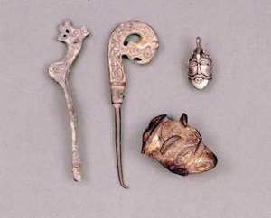 Verschiedene Stücke von Apparaten und Wikingerjuwelen, oben rechts eine Darstellung der Gottheit Odin. Stockholm, Historiska Museet von Viking Viking
