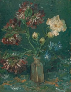 Flasche mit Pfingstrosen und Rittersporn