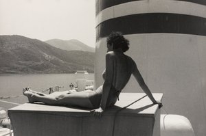Frau an Bord des Kreuzfahrtschiffs 