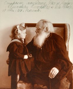 Der russische Autor Leo Tolstoi mit seiner Enkelin Tatiana, Jasnaja Poljana, Russland, um 1910 von Vladimir Grigorievich Chertkov