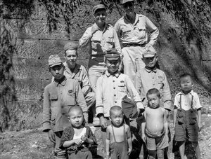 Amerikanische Soldaten posieren mit japanischer Familie nach der Kapitulation Japans