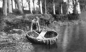 Einsetzen eines Korakels auf dem Fluss Boyne, County Meath, Irland, 1924-1926