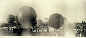 Heißluftballons auf einem Feld in Süd-St. Louis startbereit; einer ist bereits in der Ferne am Himmel von W.C. Persons