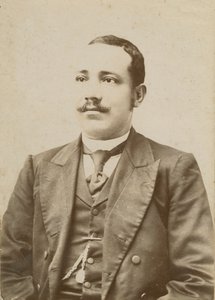 Fotografie eines Mannes in einem dunklen Anzug mit einer Taschenuhr in der Weste, 1886-1900