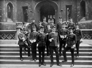 Offiziere des 1. Suffolk-Regiments im Tower of London, 1895-1896 von W. W. Rouch