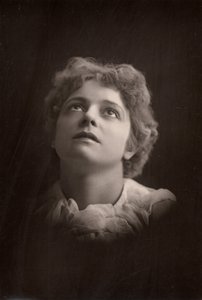 Olga Brandon (geb. 1865) australisch-geborene Schauspielerin (Woodburytypie)