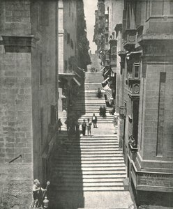 Eine steile Straße in Valletta, Malta, 1895 von W and S Ltd