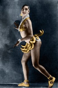 Josephine Baker (1906-1975) im Jahr 1925 in der Revue Negre im Theatre des Champs-Elysees (Champs Elysees), mit ihrem Bananengürtel. Fotografie von Lucien Walery (1863-1935).