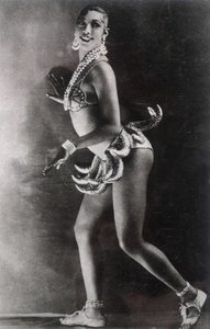 Josephine Baker, gekleidet mit einem Bananengürtel. Fotografie von Lucien Walery (1863-1935)