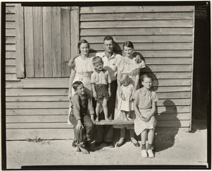 Sharecropper-Familie, Hale County, Alabama / Burroughs-Familie, Hale County, Alabama von Walker Evans