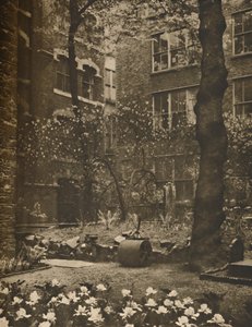 Der leere Kirchhof von All Hallows Staining, um 1935 von Walter Benington