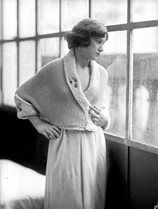 Modell trägt ein Kleid von Anita Pittoni, ca. 1940