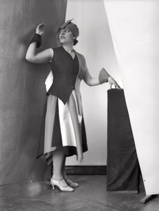 Porträt von Anita Pittoni in einem Kleid, entworfen von dem Maler Marcello Clarion, ca. 1930 von Wanda Wulz