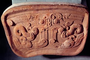 Originalmodell der Taotie-Maske aus Terrakotta. Taotie ist einer der 9 Drachen der chinesischen Mythologie. Hergestellt in der Zeit der kämpfenden Königreiche (475-221 v. Chr.), China