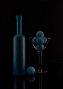 Blauer Martini Stillleben von Wendy Xu